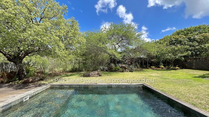 Magnifique villa moderne de 4 chambres avec piscine et grand jardin.