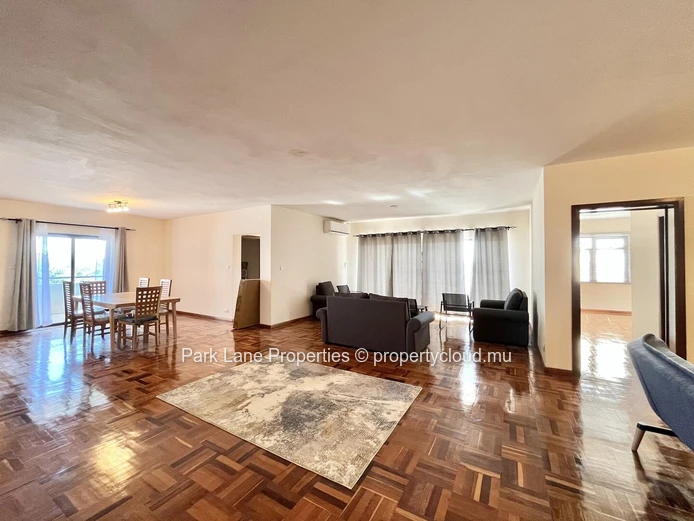 Live in comfort at the top – Furnished penthouse in Rose Hill