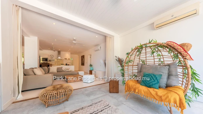 Sanctuaire en Marina avec Piscine Privée et Vues Imprenables sur la Rivière