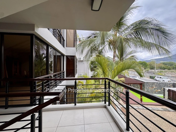Great apartment close to the La Preneuse beach