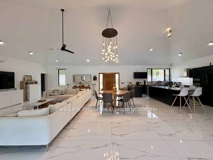 Villa moderne de luxe à Tamarin avec piscine privée et vue montagne
