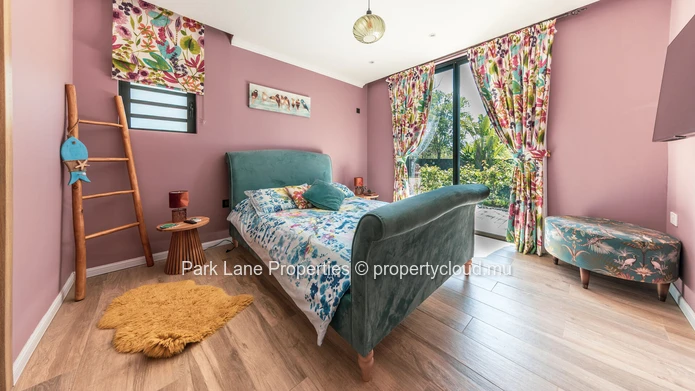 Magnificent fully renovated contemporary property close to Balaclava beach.