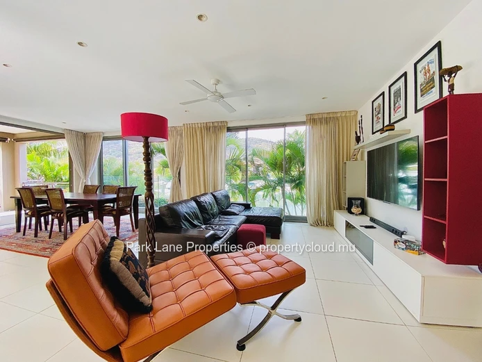 Spacious 5 bedroom villa with stunning views on the marina!!!