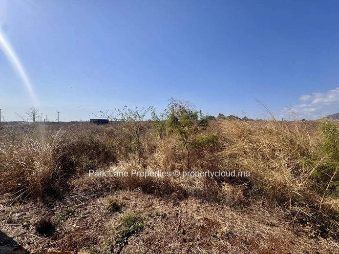 "Prime Residential Land for Sale in Cascavelle, 567m², Building Restrictions, Rs 6.5M"