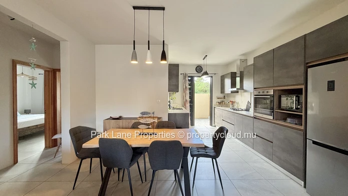 West Coast Comfort: Ground Floor Apartment with Private Garden in Cascavelle