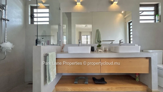 Magnifique villa moderne de 4 chambres avec piscine et grand jardin.