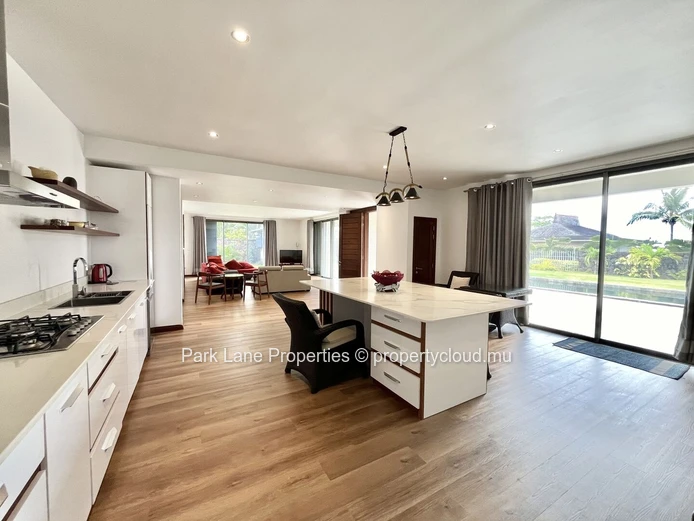 Maison moderne de 450 m² à vendre à Coral Residence, Vieux Grand Port