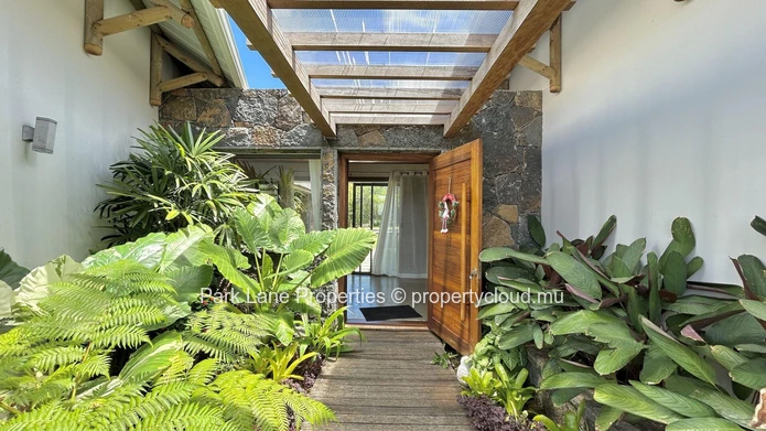 Magnifique villa moderne de 4 chambres avec piscine et grand jardin.