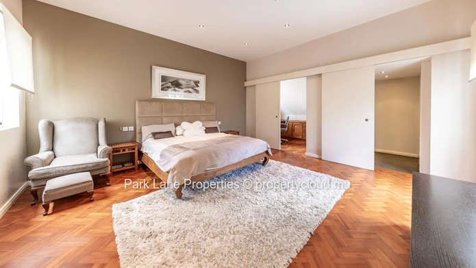 Prestigious villa close to the beach
