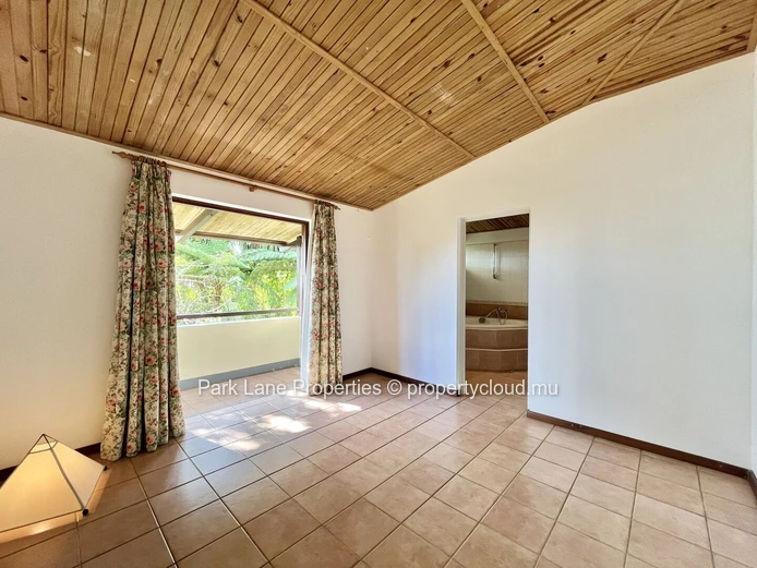 Charmante Maison de 5 Chambres avec Grand Jardin au Cœur de Floréal