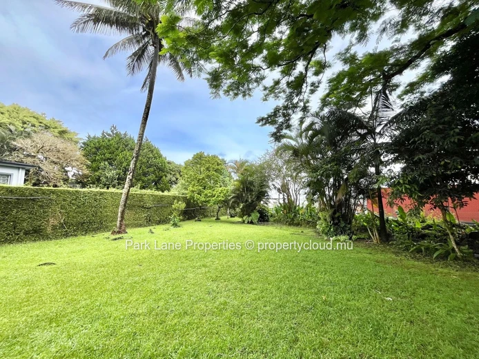 Spacious 4-Bedroom Family Home with Large Garden and Ample Parking in Floreal