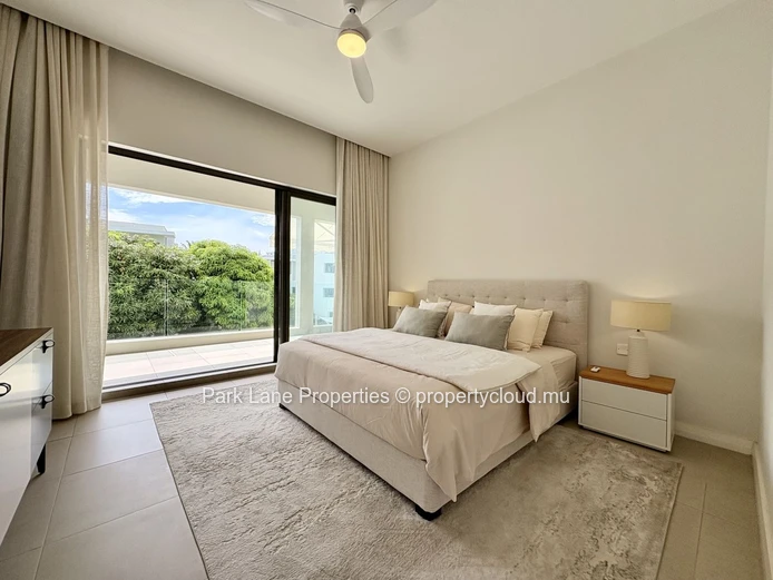 Tastefully decorated spacious apartment in beachfront residence 