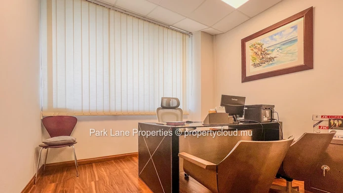 Experience Excellence: Your Panoramic Office in Ebene!