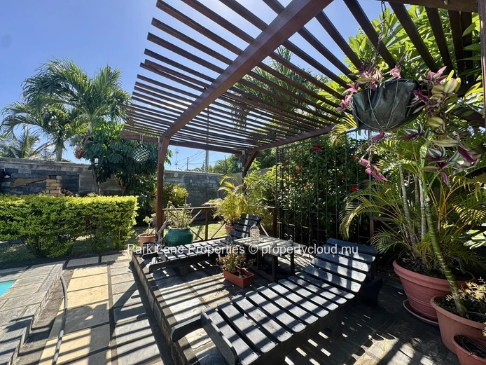 Charming family home with private bar and pool
