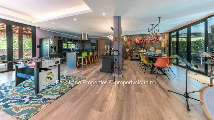 Magnificent fully renovated contemporary property close to Balaclava beach.