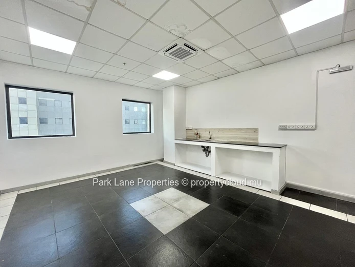 Bureau moderne de 366 m² à louer à Cybercity Ébène – Emplacement d’affaires de premier choix