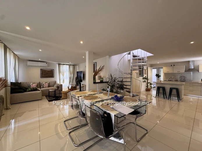 Great penthouse of 240m2 with extensive roof terrace with open views