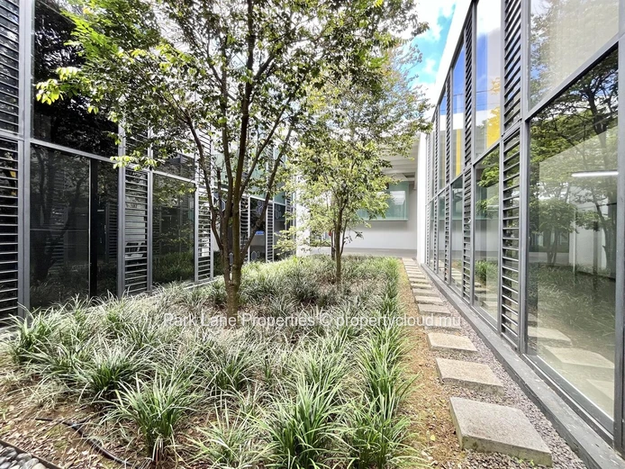 Modern office space in Phoenix – ground floor + mezzanine – strategic location & green surroundings