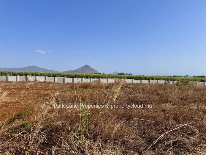 Terrain de 737 m2 à Cascavelle