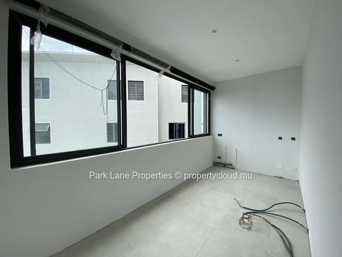Espace commercial moderne avec vue emblématique sur les montagnes de la côte Ouest