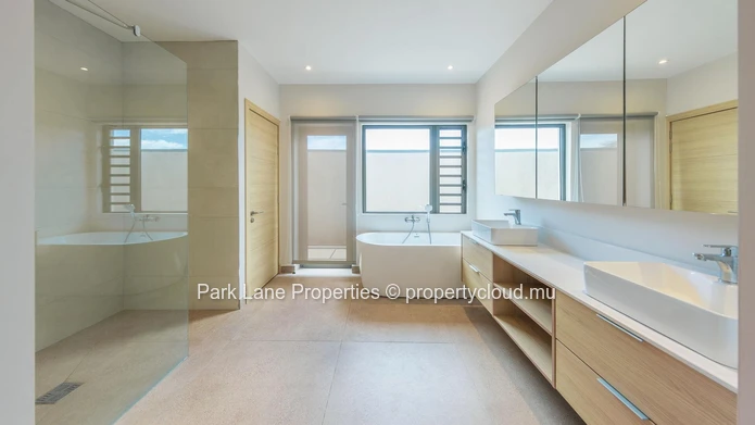 Elegant 4-Bedroom Villa with Scenic Mountain Views and Private Pool