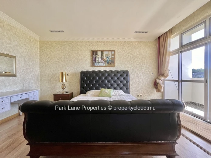 Luxury 4-bedroom penthouse with panoramic terrace in Curepipe