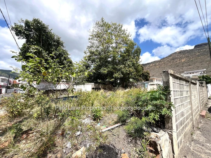 À Vendre – Terrain Commercial à Port-Louis