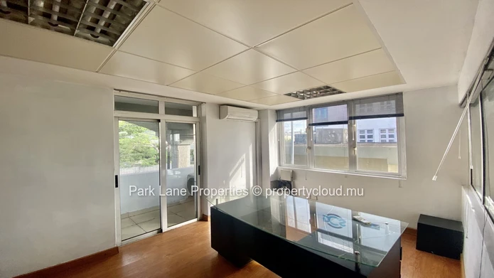 Espace Commercial à vendre à Port Louis, 2033m² de surface habitable, terrain de 565m².