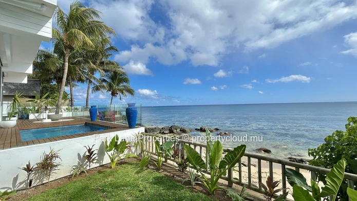 Stylish Beachfront Villa in Tamarin – Perched above the Sea