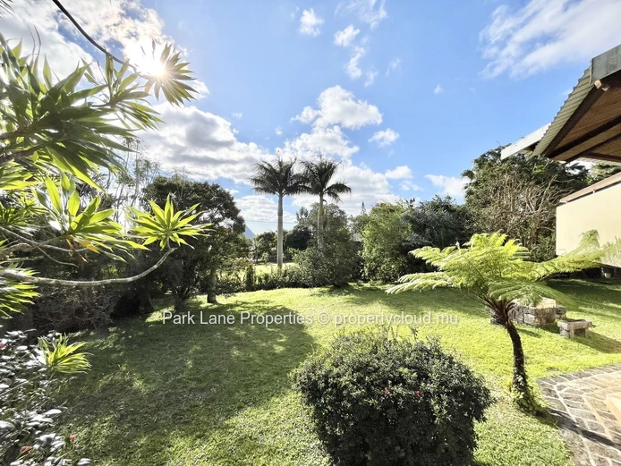 Charmante Maison de 5 Chambres avec Grand Jardin au Cœur de Floréal