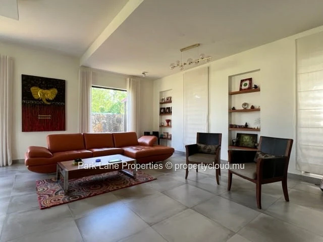 Spacious family home in Trianon – Comfort, space & convenience