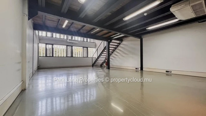 Modern office space in Phoenix – ground floor + mezzanine – strategic location & green surroundings