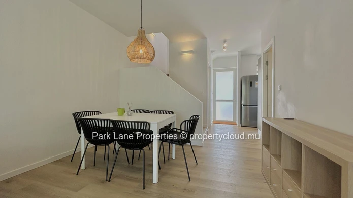 Stylish Townhouse with Pool and Garden, Perfectly Located.