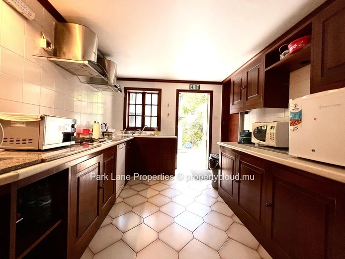 Elegant 5-bedroom home with stunning views in Floreal