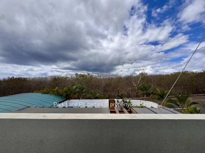 Family home with pool in quiet area