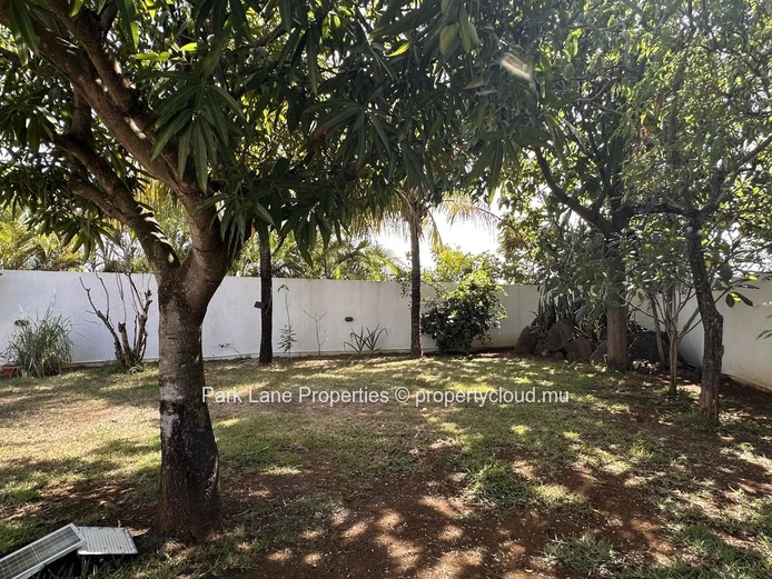 For Sale: Elegant family home with swimming pool on a large plot in Pereybere
