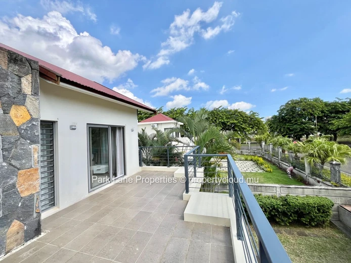 Three-Bedroom Townhouse Duplex with Garden and Terrace in Trianon 