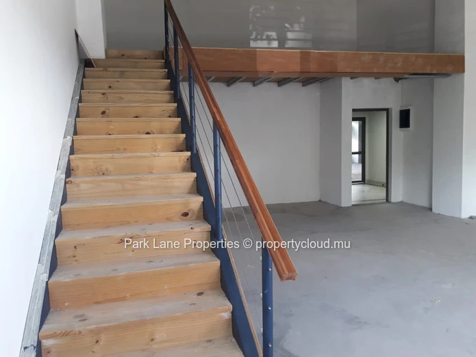 Office Space in Floréal with ground floor and mezzanine 