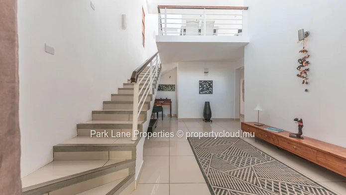 Beach access penthouse with beautiful mountain views