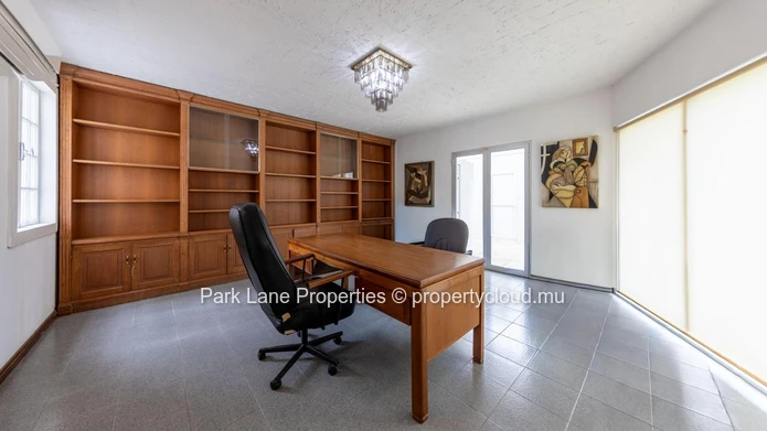 Prestigious villa close to the beach
