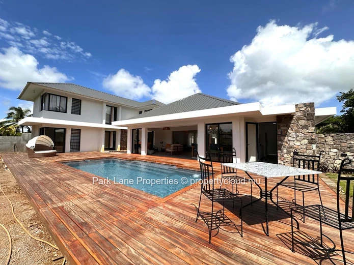 Luxurious gated residence in Piton