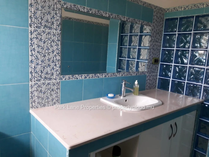 Maison spacieuse avec jardin soigné, proche des commodités !
