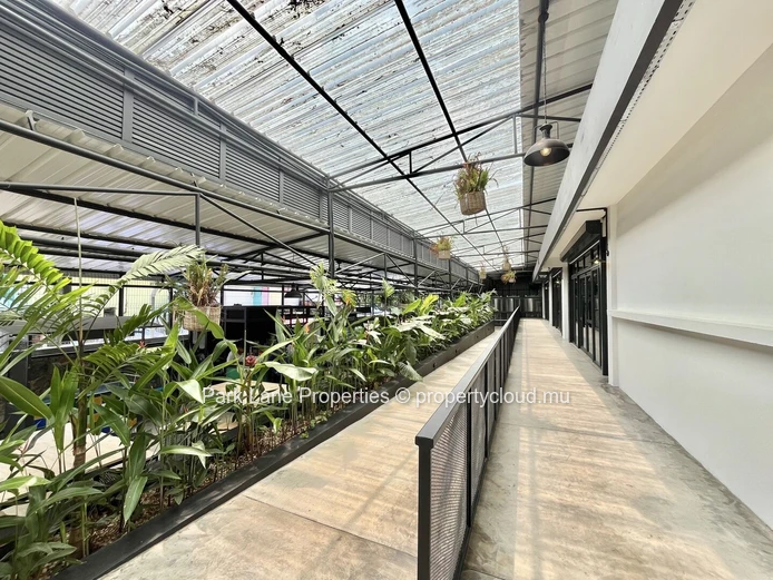 Bureaux Modernes dans le Projet Innovant Nouvelle Usine à Floréal