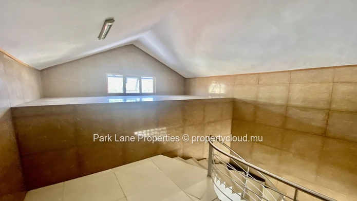 Espace Commercial à vendre à Port Louis, 2033m² de surface habitable, terrain de 565m².