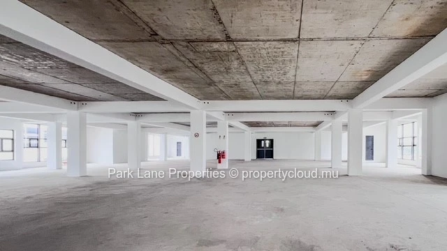 Espace de bureaux d’exception de 826 m² à Ebène – Moderne, spacieux avec parking