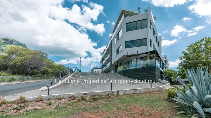 Espace commercial moderne avec vue emblématique sur les montagnes de la côte Ouest