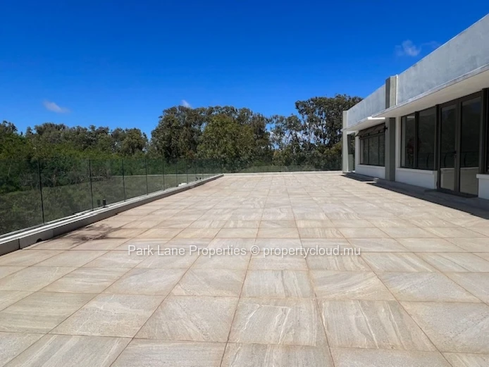 Prime 1800m2 commercial building in bagatelle: ground + first floor for rent