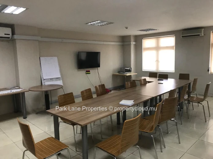 Grand espace de bureau sur la 5eme etage dans le centre de Port Louis.