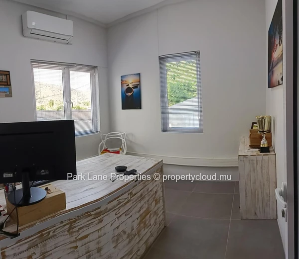Super affaire dans l'Ouest! Bureau à louer