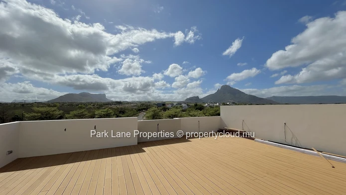 Modern 3-Bedroom Apartment with Rooftop Terrace and Sea Views – West Coast